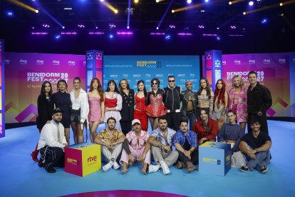 Los artistas seleccionados para participar en el Benidorm Fest 2027 posan tras una gala de RTVE este miércoles en Madrid. La sexta edición de Benidorm Fest se celebrará del 26 al 30 de enero de 2027 combina voces consolidadas con talento emergente del panorama musical español e internacional. EFE/Daniel González