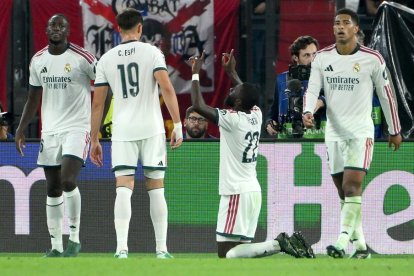 Los jugadores del Real Madrid celebran la remontada frente a la Roma en el Olímpico.