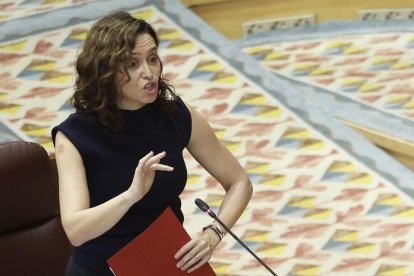 La presidenta de la Comunidad de Madrid, Isabel Díaz Ayuso, interviene este jueves en el pleno de la Asamblea regional marcado por la huelga indefinida de la comunidad educativa no universitaria de la región para reclamar mejoras laborales y denunciar el "deterioro" de la enseñanza pública. EFE/ Javier Lizón.
