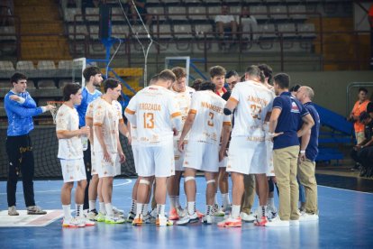 El Ademar debe ser una piña para intentar superar la reválida liguera ante Villa de Aranda.