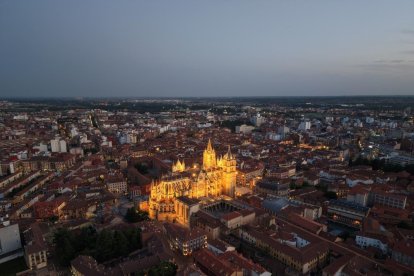 Vista aérea de la Catedral iluminada.