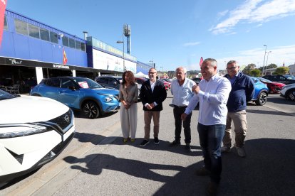 El concejal de Comercio y otras autoridades locales en la inauguración de la feria
