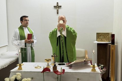 El papa León XIV celebrando misa en la sala habilitada en la décima planta del Policlínico Gemelli de Roma, Italia, el 16 de octubre de 2026. EFE/EPA/VATICAN MEDIA PRESS OFFICE / HANDOUT HANDOUT EDITORIAL USE ONLY/NO SALES.