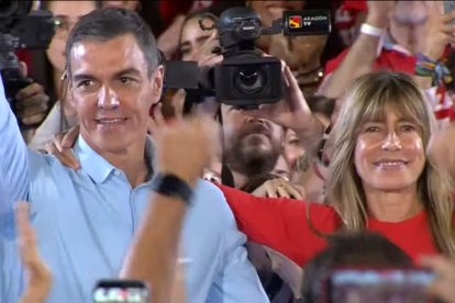 El presidente del Gobierno, Pedro Sánchez, y su mujer, Begoña Gómez, en un acto de precampaña del PSOE en Fuenlabrada.