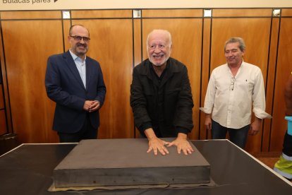 Juan Echanove, flanqueado por Marco Morala y Miguel Ángel Varela, al estampar sus manos en el cemento.