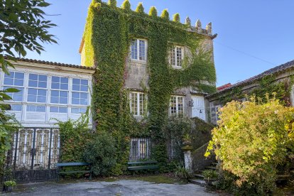 Si tiene capilla, palomar y ciprés, pazo es, dice el refrán. Y es lo que buscan cada vez más compradores interesados en este tipo de propiedades, atraídos por la arquitectura tradicional gallega en piedra, siglos de historia y sus posibilidades como residencia o proyecto empresarial. El Catálogo de Patrimonio Cultural de Galicia incluye más de 900 pazos, según los datos consultados por EFE, y la Federación Galega de Empresas Inmobiliarias (Fegein) estima que en torno a un tercio de ellos están a la venta.