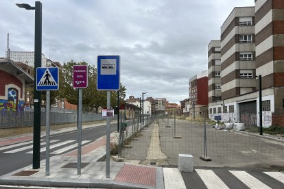 Por detrás de Renueva hay dibujados tres edificios de 6, 7 y 8 alturas.