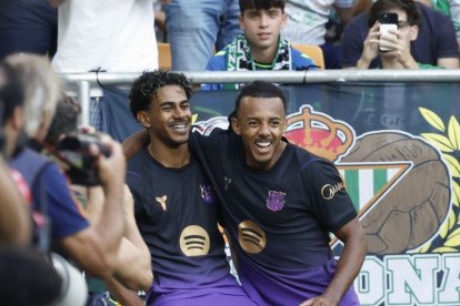 Lamine Yamal celebra su gol con Koundé.