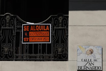 Imagen de cartel de alquiler de viviendas. EFE/J.J.Guillen.