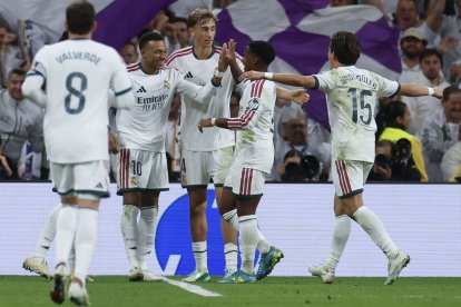 El Real Madrid celebra uno de los cuatro goles logrados frente al Sevilla.