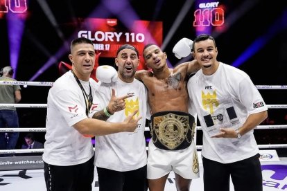 Trindade, con todo su equipo ponferradino del Mamba Fitness Club y el cinturón de campeón.