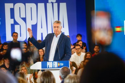 El alcalde de Badalona, Xavier García Albiol (i), durante un acto de precampaña del PP, en el Palau de Congressos de Catalunya, a 18 de octubre de 2026, en Barcelona, Catalunya (España).