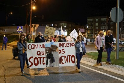 La movilización de Trobajo contra Adif regresó ayer tarde a las calles.