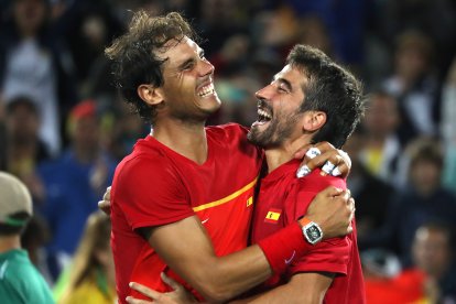 Marc López celebra junto a Rafa Nadal la medalla de oro ganada en la final de tenis de dobles masculino en los Juegos Olímpicos de Brasil 2016.