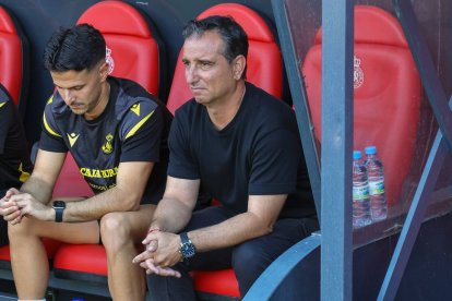 Jandro Castro, sentado en su banquillo del Reino, sigue el juego de los profesionales.