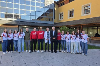 Plantilla, técnicos y jugadoras del Bembibre HC, con los rectores del Hospital de la Reina.
