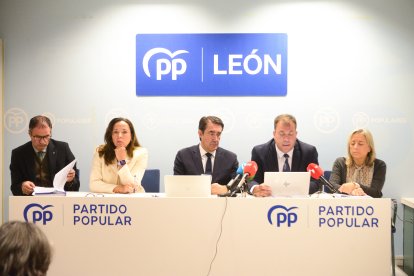 Los procuradores y el conseero leonés del PP, este lunes en la sede popular de León