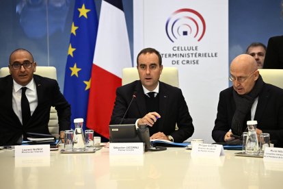 (De izquierda a derecha) El ministro del Interior de Francia, Laurent Nunez; el primer ministro, Sebastien Lecornu; y el jefe de gabinete del primer ministro, Philippe Gustin, asisten este lunes a una reunión interministerial de crisis en el Ministerio del Interior, en París (Francia).  EFE/EPA/JULIEN DE ROSA / POOL.