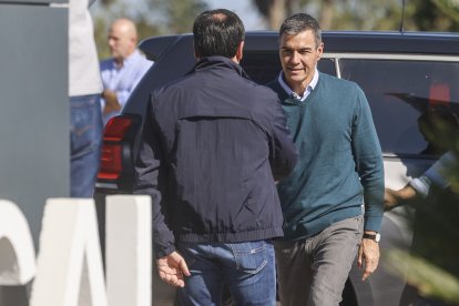 El presidente del Gobierno, Pedro Sánchez, saluda al president de la Generalitat Valenciana, Juanfran Pérez Llorca