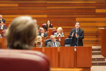 Mañueco responde ayer al líder del PSOE en la Comunidad, Carlos Martínez, durante el Pleno en las Cortes de CyL.