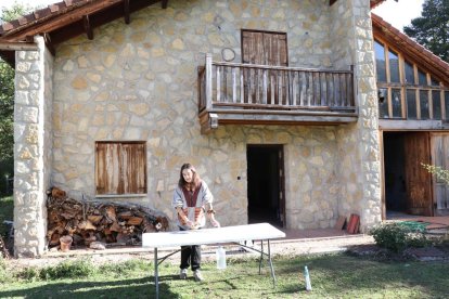 Laura Herrero, junto a la edificación de la antigua casa del urogallo de Riaño.