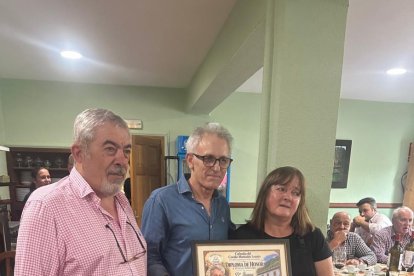 Entrega del diploma a Sonia Orejas, hija de Juana Díez.