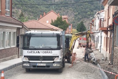 Obras de mejoras en un tramo de la calle manuel Echevarría de Cistierna.