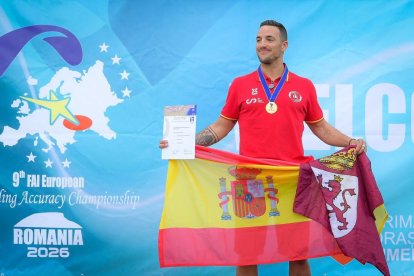 Moncho posa con su título y las banderas leonesa y española.
