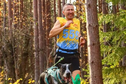 Carlos Miguel Lobato junto a su perro Sauron en plena competición.