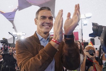El secretario general del PSOE y presidente del Gobierno, Pedro Sánchez, participa en un acto de precampaña electoral en Valladolid, este lunes.