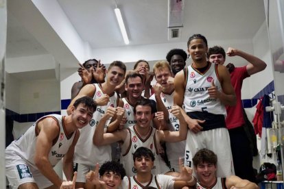 Los jugadores de la Cultural celebran su triunfo ante Oviedo.