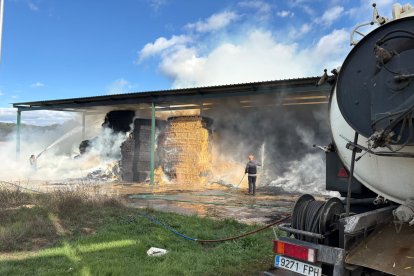 Un incendio calcina el almacén de paja de una nave avícola en Villanueva de Carrizo.