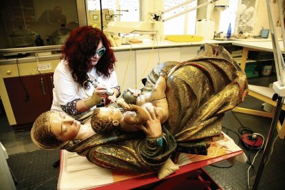 Imagen de la restauración de la talla Virgen con el niño de la Catedral.