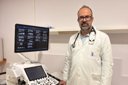 El doctor Alonso con el nuevo equipamiento