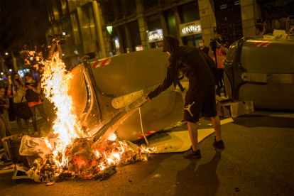 Archivo - Un manifestante empieza a quemar un contenedor durante una manifestación por el referéndum del 1-O en Cataluña, a 1 de octubre de 2021, en Barcelona, Cataluña (España). 
