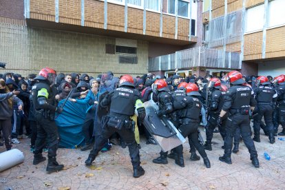Los antidisturbios de la Ertzaintza, en el momento de cargar contra los jóvenes concentrados para impedir el desahucio de una familia con seis menores, previsto para esta mañana en la Avenida de los Huetos de Vitoria.