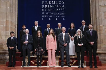 Leonor, princesa de Asturias, posa para la foto de familia durante la audiencia a los galardonados con los Premios Princesa de Asturias 2026 celebrada este viernes en el Hotel de la Reconquista de Oviedo. EFE/ Ballesteros.
