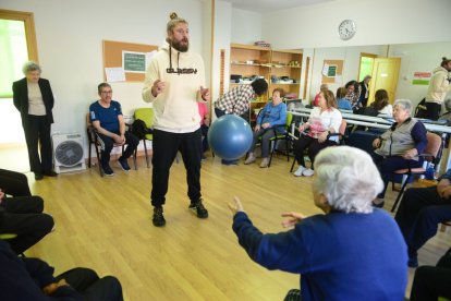 Un momento de la sesión de fisioterapia grupal en la sede de Párkinson Astorga.