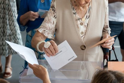Archivo - Una persona ejerce su derecho a voto durante las elecciones generales, en el Colegio Ramiro de Maeztu, a 23 de julio de 2023, en Madrid (España). 