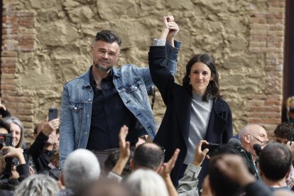 El cabeza de lista de ERC al Congreso, Gabriel Rufián y la eurodiputada y candidata de Podemos, Irene Montero, participan en un acto político con el título "Casa, vida, futuro", este sábado en Barcelona, tras el acuerdo de "colaboración" sellado entre estos dos partidos para el 29N.EFE/ Alberto Estevez.