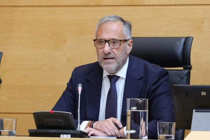 El vicepresidente primero y consejero de Desregulación, Familia y Ayudas Sociales, Carlos Pollán, presenta en las Cortes el presupuesto para 2027 de su departamento