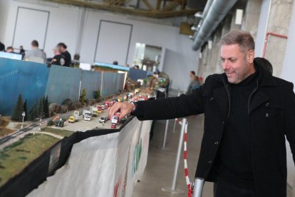 Alonso con una de las maquetas.