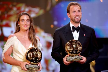 Alexia Putellas y Harry Kane con sus trofeos del Balón de Oro.