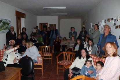 Vecinos en las instalaciones de la antiguas escuelas de Remolina.