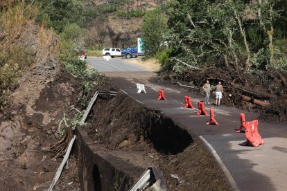 Así quedó la carretera de acceso al Valle de Fornela tras la riada del mes de junio