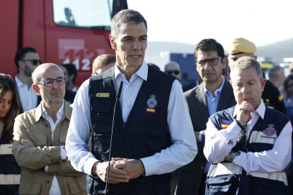 El presidente del Gobierno, Pedro Sánchez, junto al presidente de Castilla-La Mancha, Emiliano García-Page
