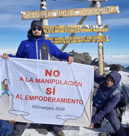 El joven con sordoceguera Javier García Pajares suma a su lista de desafíos una nueva cumbre, el Kilimanjaro, el pico más alto de África, que ha alcanzado junto a otras personas con discapacidad para demostrar , como explica en una entrevista con EFE, que 
