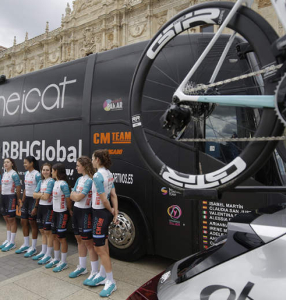El Eneicat CM Team RBH Global delante del Parador de San Marcos antes de partir rumbo a Valencia para disputar la Vuelta.