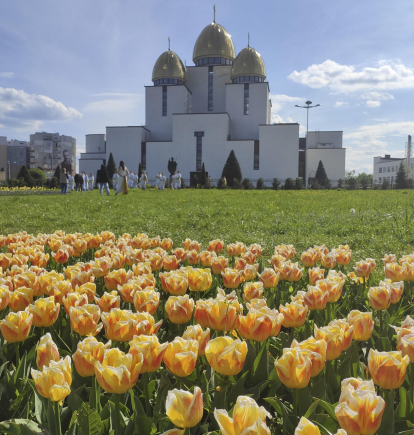 100.000 tulipanes comienzan a florecer en Leópolis y la primavera llega a otras ciudades, lo que ayuda a los ucranianos a encontrar algo de alivio en la naturaleza en medio de los incesantes ataques rusos, mientras la presión de la invasión a gran escala se cobra su precio psicológico. EFE/ Rostyslav Averchuk