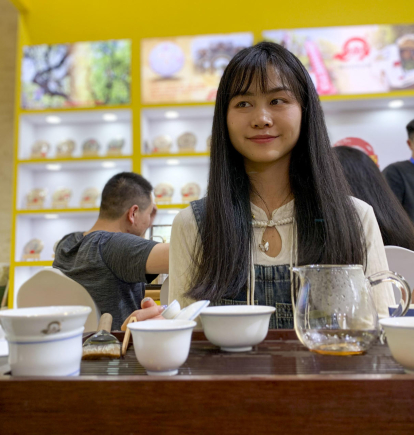 La experta en té Lin Shihui realiza la ceremonia del té en el estand en el que vende sus productos durante la 16º Exposición de la Ceremonia del Té que tiene lugar en el Centro Nacional de Exposiciones Agrícolas de Pekín. EFE/Jesús Centeno